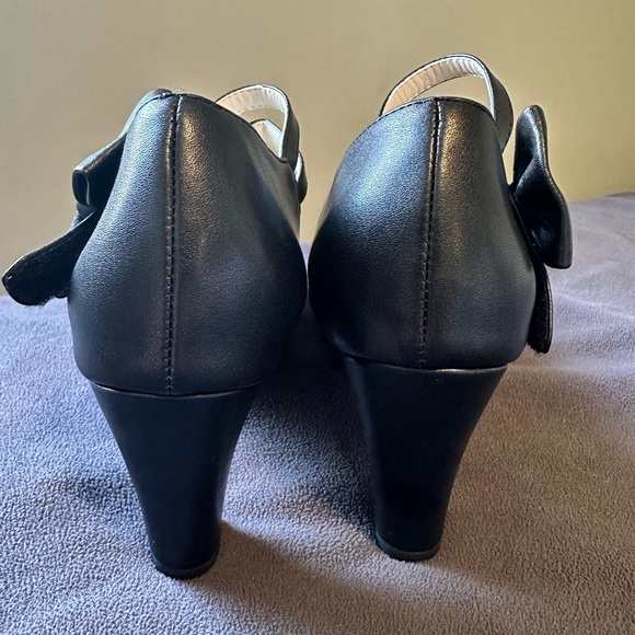 Cute Mary Jane style heels with bow - Picture 2 of 8